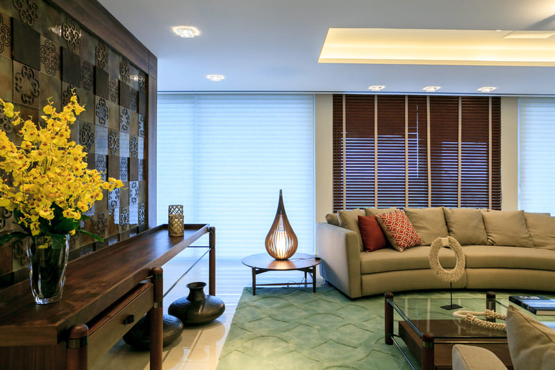 Sala de estar decorada com aparador, mesa de centro, sofá e mesa lateral com abajur da Accord.