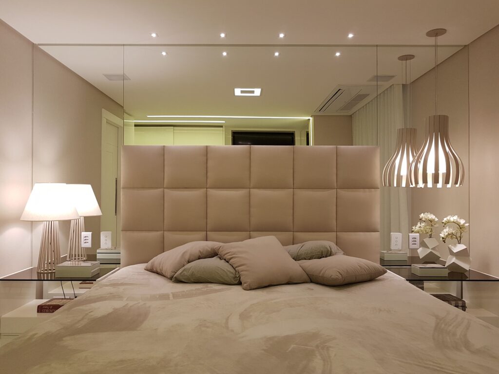 Mirror, bed and nightstand with Accord lampshade