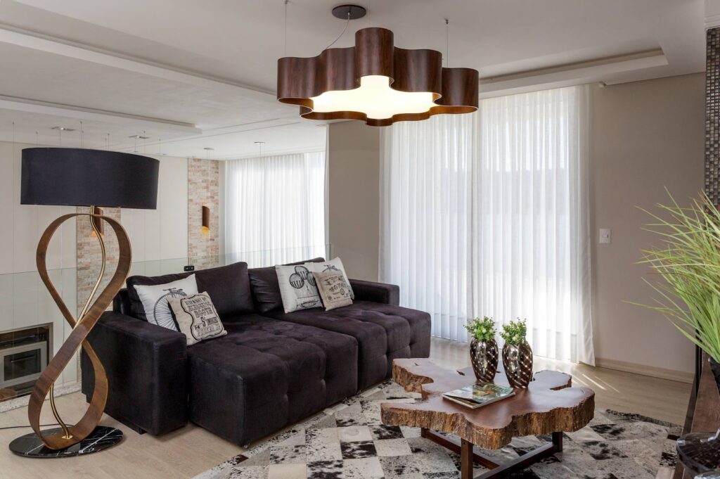 Sala de estar em tons amadeirados com pendente Accord