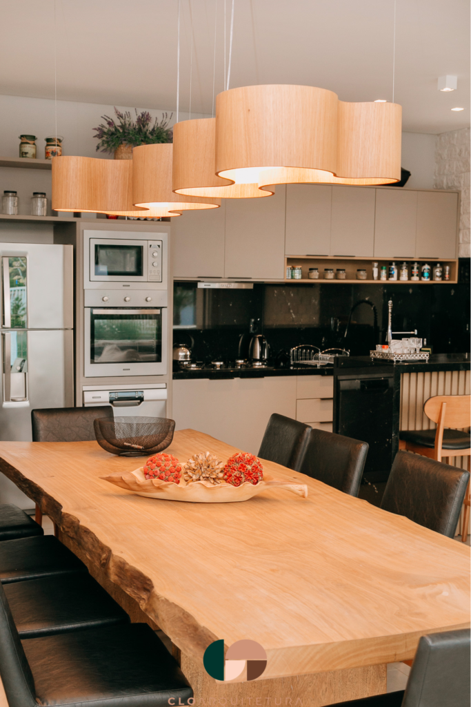 Cozinha com mesa rústica de madeira com pendente Accord Orgânica