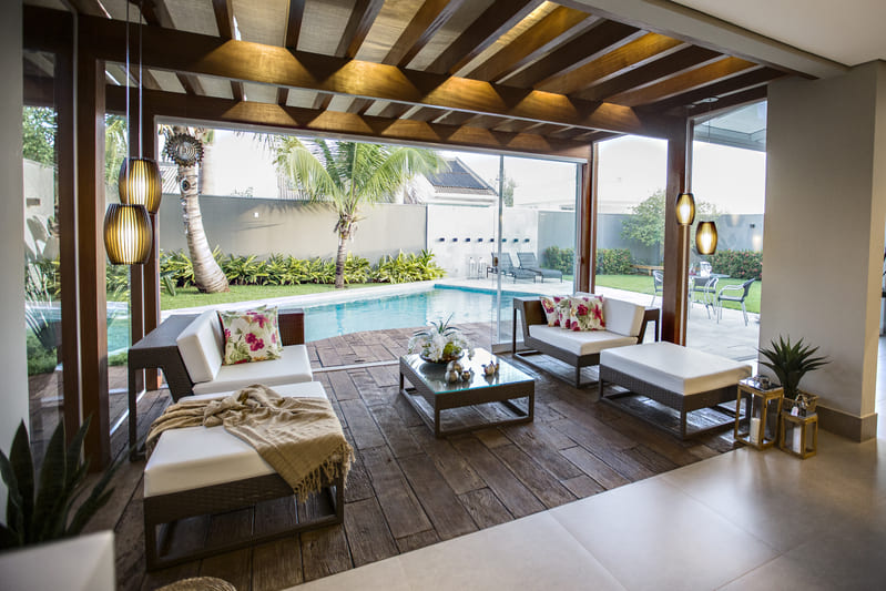 Gourmet balcony by the pool, decorated with Accord furniture and pendants.