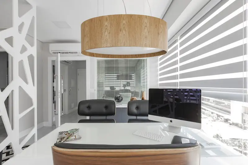 Interior de sala de atendimento com pendente Accord sobre mesa
