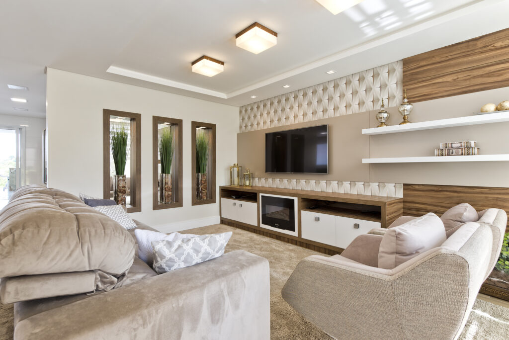 Sala de estar com decorações em tons terrosos e plafon Accord Clean