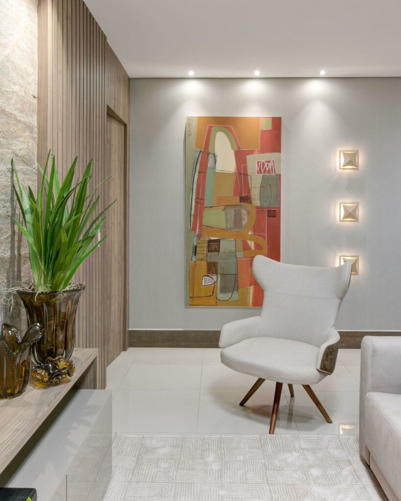 Arandela Accord em parede de sala com decoração em tons claros