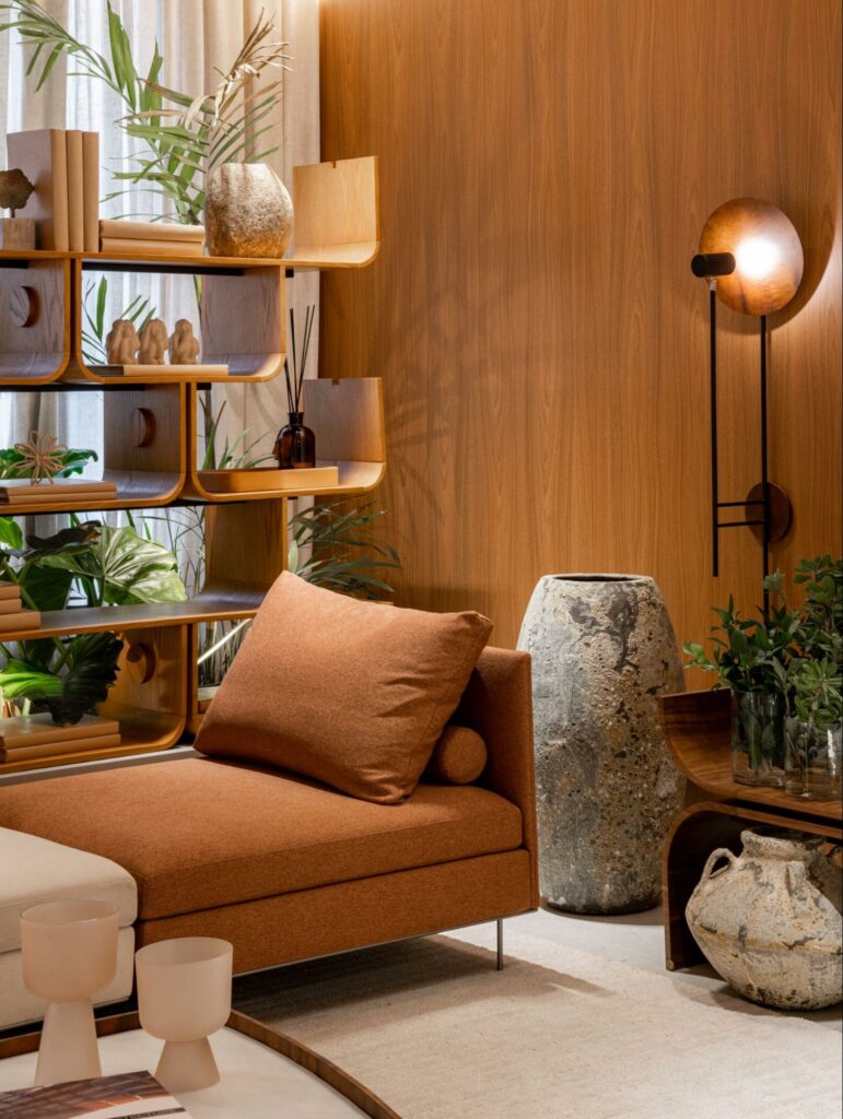 Arandela Accord em sala decorada com vegetações e tons terrosos