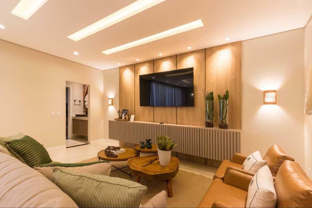 Sala de estar com arandelas Accord ao lado de painel para televisão