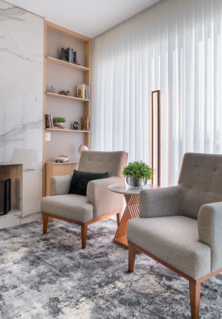 Coluna Accord em sala ao lado de poltronas