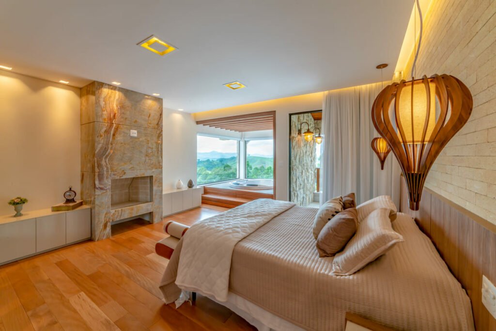 Quarto com banheira de hidromassagem e pendentes Accord