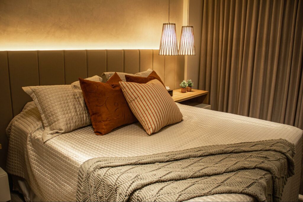 Cama de casal com iluminação na cabeceira e pendentes Accord